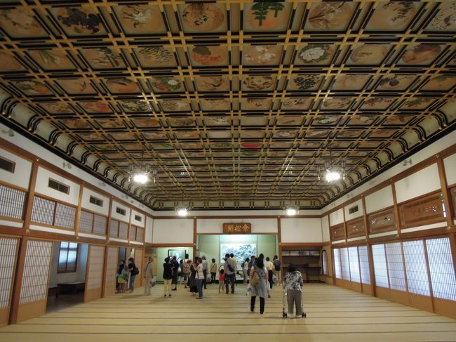 入場するとさっそく傘松閣へ<br />実際にはもう少し暗い空間で、天井絵が輝いていた