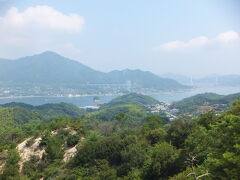 山頂からの眺めが素晴らしいそうですが、中腹の時点でも十分素晴らしい！
昨日生口島から乗ってきたフェリーが見えます。