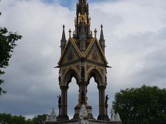アルバート記念碑

1872年に、ヴィクトリア女王が、夫が他界した際に向かいにあるロイヤル・アルバート・ホールと共に建てたそうだ。