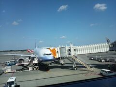 １４：３０発　ＣＩ１０１便
成田空港は良いお天気だったのですが、台風１９号の影響か
桃園空港付近上空で、
「Ｈｅａｖｙ　ｒａｉｎｉｎｇ　ｎｏｔ　ａｐｐｒｏａｃｈｅｅｄ〜」
的なアナウンスが流れ、着陸をやり直しした際には、
さすがに大丈夫かと心配になりました・・・汗　