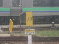 札幌からは岩見沢行き普通列車に乗り換え。

途中、苗穂駅に停車中、ふと外を眺めていると千歳線のゼロポストを発見。

現在的には千歳線の起点は白石駅というイメージですが、正確には苗穂＝白石間は、千歳線と函館本線との”二重戸籍”となっているんですね…。