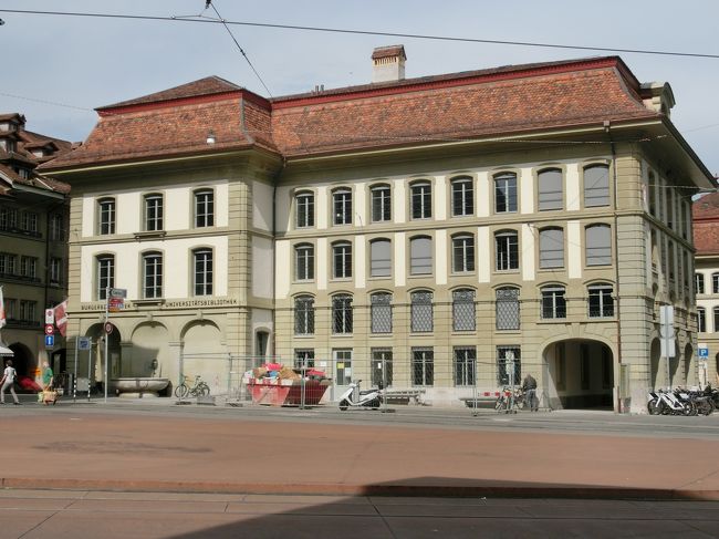 カジノの隣の図書館。