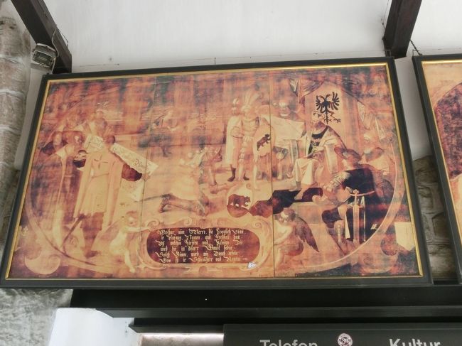 アーチの下の壁画。