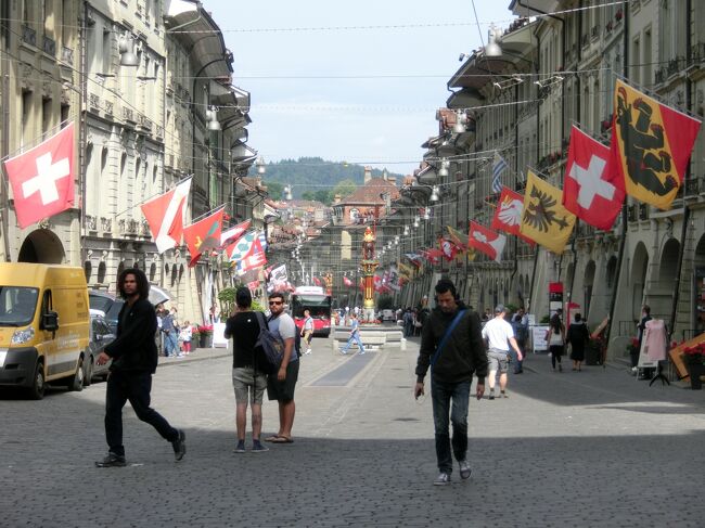 国旗と州旗、市旗（多分）がずらっと掲げられています。<br />スイス国中、旗日でもないのに国旗をよく見かけました。国旗を立てたり過去の軍人や国王、政治家の銅像をやたらと建てて国威を鼓舞するのは西洋国家の共通のようです。<br />日本でもし建てるとしたら誰がよいだろう。軍人政治家は論外として、福沢諭吉、夏目漱石、野口英世くらいかな。樋口一葉も推薦します。