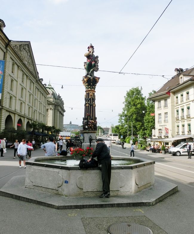 コルンハウス広場に戻ると時計塔の少し北に子喰いの鬼の泉が建っています。