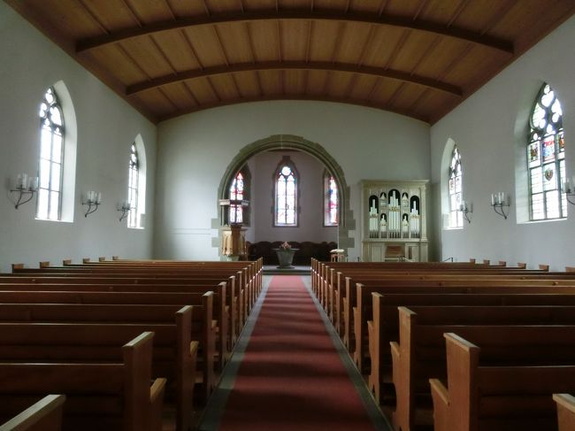 簡素である、聖像がない、一見してプロテスタントの教会と分かります。