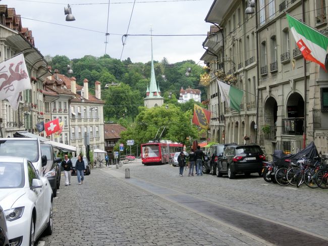 後ろを振り返ればニーデ通りとニーデック教会。