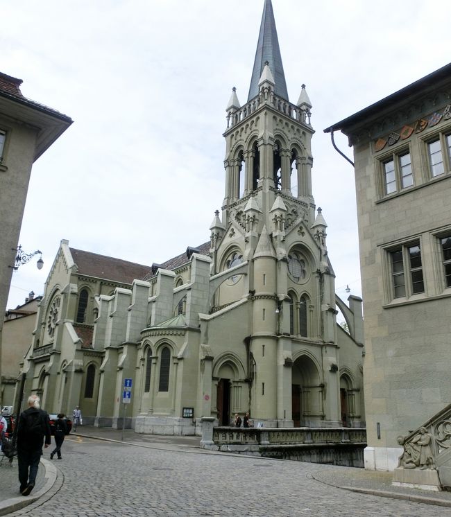 市庁舎の横の聖ペーター・ポール教会。