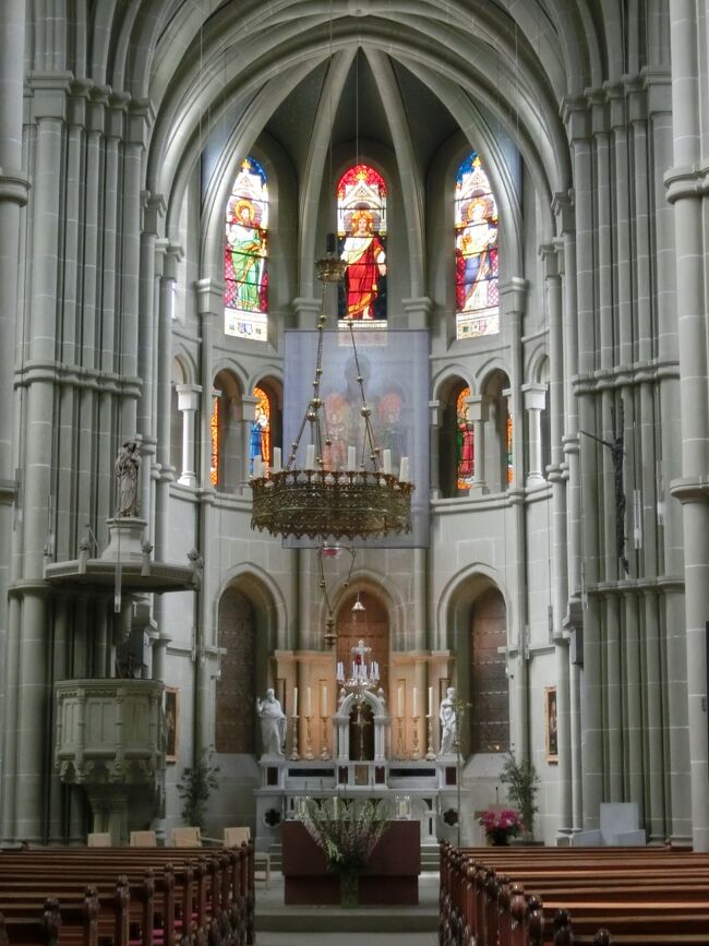 主祭壇と後陣。