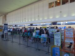 なんと、伊丹空港に到着しました！

夏休みということもあって1階のチケットカウンターには行列ができています。あー、やだやだ、行列(笑)。

…ということで