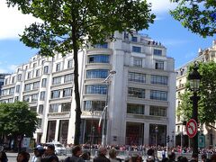 だんだん天気もよくなってきたし、もうほんとに私がいた場所では何が起こっているか分からなかったのでせっかく最前列をキープしていましたが、離れて歩いてくことに。しかしこれは正解でした。
何度も書きますが少なくともこのルイヴィトン本店の前までは凱旋門から遠ざかりましょう。少なくとも、なのでもっと遠ざかれればなおよいです。この辺りではスピーカーもあり、コンコルド広場での様子が何となく察することができます。
