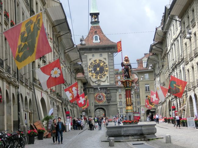 ツェーリンガーの泉と時計塔。クラム通り。