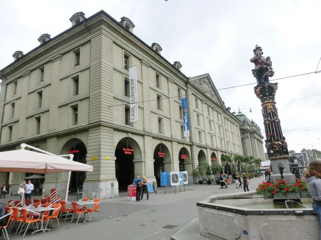 時計塔を潜るとコルンハウス広場です。左の建物がコルンハウス。