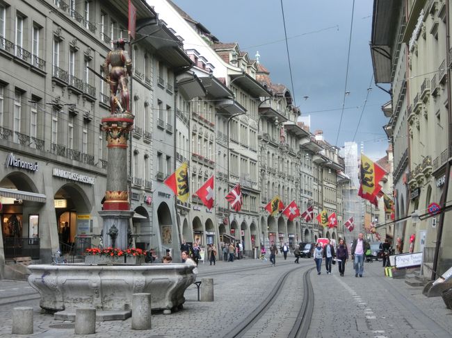 コルンハウス広場に戻りマルクト通りに入るとまた一つ像がありました。