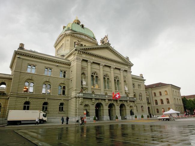 ２０世紀初頭の建築で、国会の上下両院の議会がここで行われます。