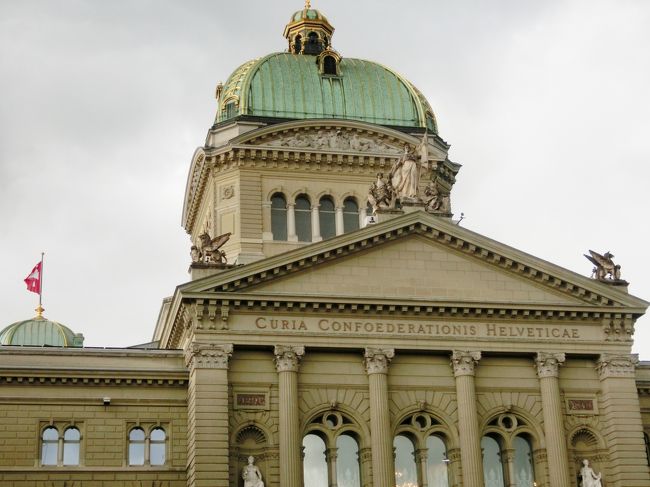 ここで大雨に見舞われ銀行の建物の軒下で２０分ほど雨宿りしました。