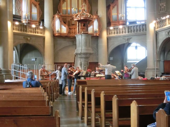 コンサートがあるのでしょうか、練習中です。