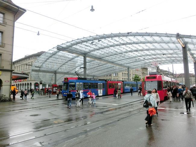 ベルン駅前。<br />雨が降ったようです。