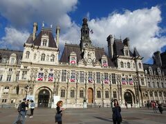 次はパリ市庁舎
ここもトリコロールで飾られています。私のいる地域でも市庁舎はトリコロールで飾られており、フランスではどこの地域でもこのようにトリコロールで飾るのだとか。