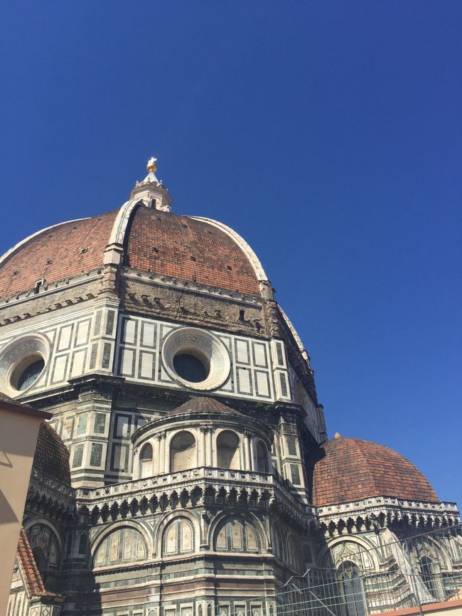 ３階はテラスになっていて、クーポラを間近にみることができます。<br />ベンチがたくさんあり、休憩しながら絶景を楽しむことができます。<br /><br />３階へはエレベーターや階段で上がることができます。<br />混雑していなかったので、存分にクーポラを楽しめました。