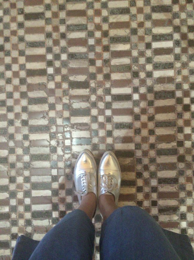 床のタイルも一つ一つ細かく組み合わされていてクーポラからの光を反射して、とても美しかったです。<br /><br />礼拝堂部分前にベンチがいくつか置いてあり、座りながら見上げるクーポラや幾何学模様が描かれた壁画など見どころが尽きませんでした。<br />