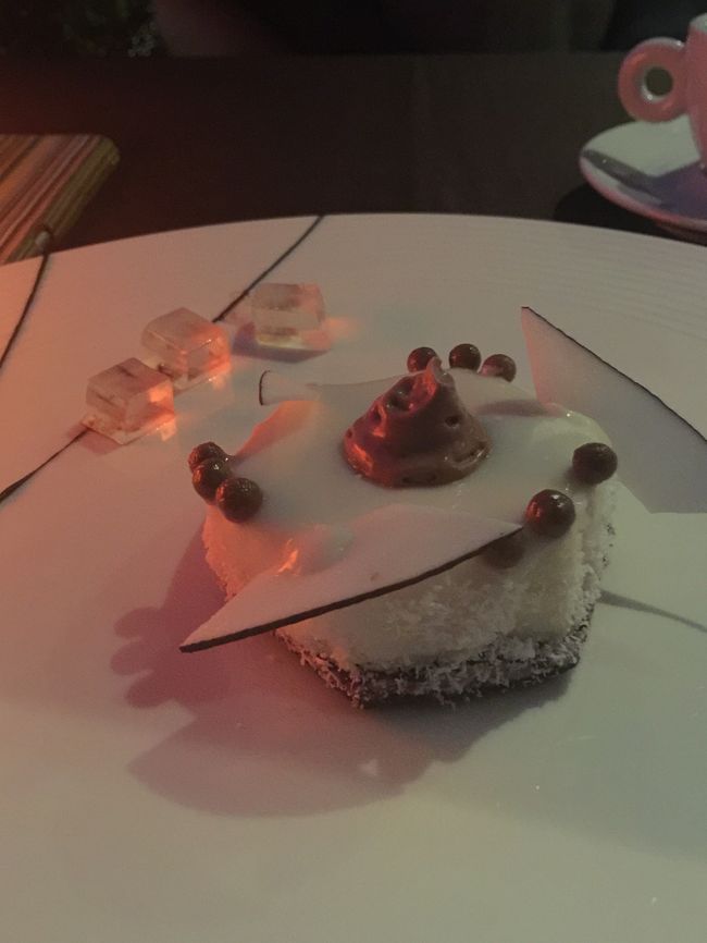 注文したのはCreamy Coconut Pudding chocolate and Malibu<br /><br />店員さんに声を掛けてデザートが出てきたのは注文してから２０分後くらいでした。<br /><br />イタリアだし、日が沈んで段々と混雑してくる店内では仕方がないのかなぁ。。<br /><br />デザートは美味しかったですが、16ユーロもするのはホテルレストランならではです。<br />