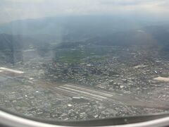 ・・・<博多南？>・・・


福岡への最終の着陸態勢の入った機内からは「博多南」でしょうか。

新幹線の操車場が見えます。

線路上には複数の新幹線の編成が留置されています。