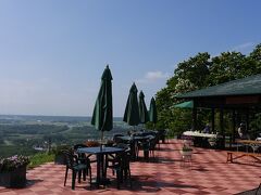 展望台にはベンチとテーブル。ボランティアの人たちが飲料の提供をしていた。とりあえずコーヒー１杯＋αの寄付をしたうえで景色を堪能させていただいた。