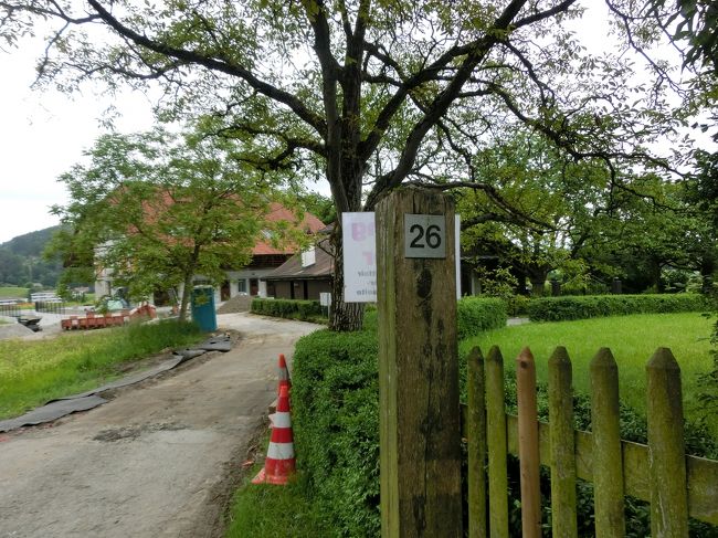 表に回ってみました。朽ちかけた門柱に２６とあるではありませんか。メルヘンビュール２６番地です。番地も昔と同じでした。