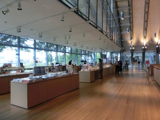 １０時、ようやく中に入れました。<br />パウル・クレー・センター：２００５年開館。設計はパリのポンピドー・センターを設計したイタリアの建築家レンゾ・ピアノ。波の形をした三つの建物から成っており、それを繋ぐガラス張りの通路は１５０ｍあります。<br />切符売り場と売店。スイスパスが使えます。