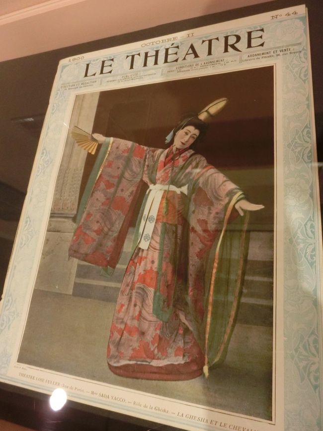 こんなポスターがありました。<br />１９００年/明治３３年、芸者姿のＭＡＤＡＭＥ　ＳＡＤＡＹＡＣＣＯ、パリ公演のポスター。<br />クレーは１９０２年４月、フローレンスで貞奴の舞台を見て日記の中で「彼女のエキゾチックなパフォーマンスに深く感銘を受けた」と書いています。<br /><br />川上貞子（貞奴）は夫川上音二郎一座と共に明治３２年から３５年にかけて数回アメリカからヨーロッパにかけて武士と芸者を演目にした芝居公演を打っています。まだ珍しかった日本の風習、特に美しい衣装を着た貞奴の踊りは大人気だったそうです。クレーはその時に見たのでしょう。