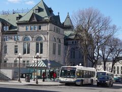 市庁舎前のバス停