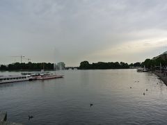 ハンブルク市民の憩いの場。
アルスター湖に到着しました。
水面が静かなで、何となく優雅な雰囲気♪

あのレーパーバーン辺りとは雲泥の差(・・;)
ここにハーエスファー(ＨＳＶ)を応援する側と、ザンクトパウリを応援する側に表れてる模様(~_~)妙に納得