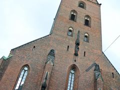 さて先程、ちょびっと遠目にチラ見した聖ペトリ教会へ。
聖ミヒャエル教会と同じく、高い尖塔の先端部が黒くなってまして、お洒落な感じ♪♪

ハンブルクのハイソなエリア方の教会。
では、中へ(゜-゜)