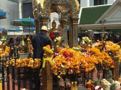 チットロムから少しあるいてエラワン廟へ。
昨年あの爆弾テロのあった場所ですが、タイの善男善女がお参りしています。
お線香とろうそくと花輪のお参りセットがあちこちで売られています。