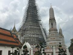 ワットアルンの仏塔です。
現在修復中とのことで囲いがされています。