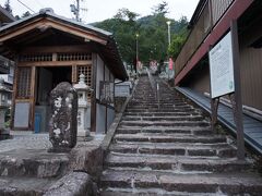 温泉寺への階段。
まだ明るいし、行ってみますか。
