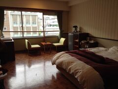 お泊りは温泉街入口の白樺ホテルです。
仕切りのない、ワンルームタイプ。

このホテル、今までで一番私の体に合ったベッドでした！！
思わずマットレスをチェックしてしまったぐらいｗ