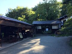 鶴川駅には３時50分ごろに到着。まずは戦後にＧＨＱとの折衝に当たったり、憲法の成立にもかかわった白洲次郎が住んでいたという旧白洲亭武相荘へ。茅葺屋根の趣のある家なんですが、博物館入場料は1050円。う〜ん、さすがにちょっと高いかなあ。