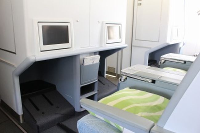 機内は……すいてる〜（・∀・）<br />まんなか席がまるまる空いてて、風通しがいいです。<br />前回、成田発だったときは満席だったので、なおさら楽ちんさを実感できました。