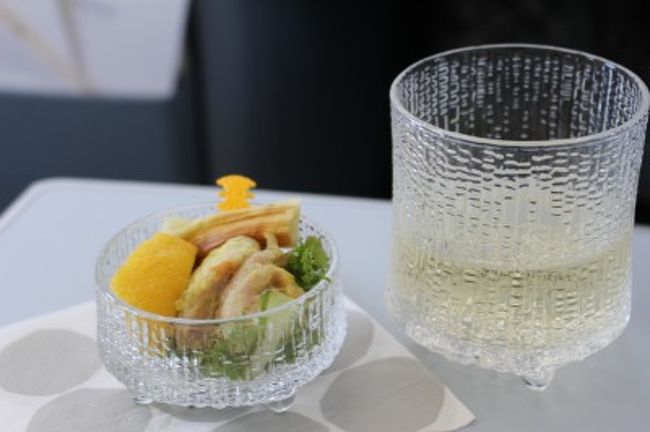 【１回目のお食事時間】<br />・写真はアミューズの"garlic chicken tikka"なるもの。<br />・前菜もメインも、和食にしました。<br />・飲めないけど、「アジア料理に合う」というドイツの白ワインを少しだけ。