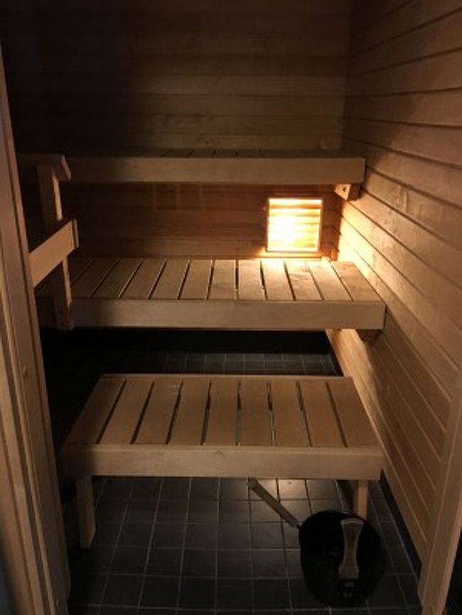 【Ｍ氏のアパートで共用部分の使い方レクチャー】<br /><br />旅の後半は、Ｍ氏の留守中に使わせていただくことになるので、ゴミ出しのルールなどしっかり聞いておかなくちゃ！　なのでした。<br /><br />Ｍ氏のお住まいのことを、私たちは便宜上、「アパート」と呼んでましたが、長期滞在型リゾートマンションといったようなイメージです。一人暮らし用なのでしょうが、広い広い。バスルームには、シャワー以外にサウナまでついてます。<br />