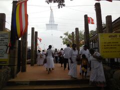 ルワンウェリ・サーヤ大塔。サンダルのまま入ってしまったら、婦人警官に注意されてしまいました。