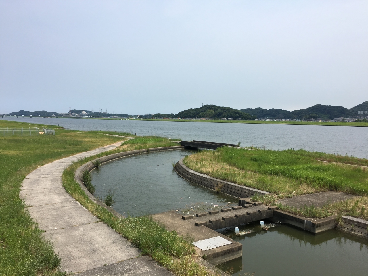 遠賀川です。

川を渡ると芦屋町・北九州市となります。
