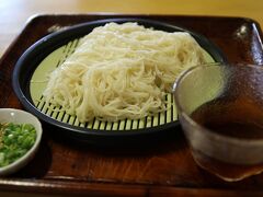 そうめん二玉500円
ねぎ、ゴマと生姜をおつゆに、するスルーと頂きます。
何ともいいこしのそうめん、
とてもおいしく頂きました。
