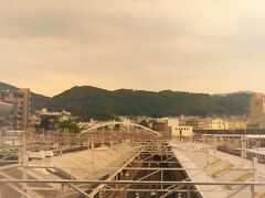 連絡橋より山科の方を望む。

好きな景色です。

緑や山の多い京都にいよいよ別れを告げ、ごみごみした街中へと向かう―
最後の惜別。

電車に１本乗り損ねて、ジューサーバーへ♪