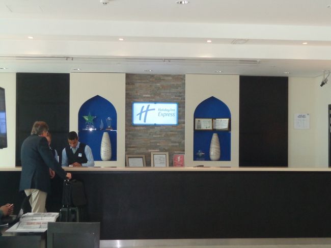 エミレーツ航空でドバイに到着したのは深夜3時過ぎ<br />リスボン行きのフライトは14時<br />子供の体力を考えて空港近くのホテルに泊まります