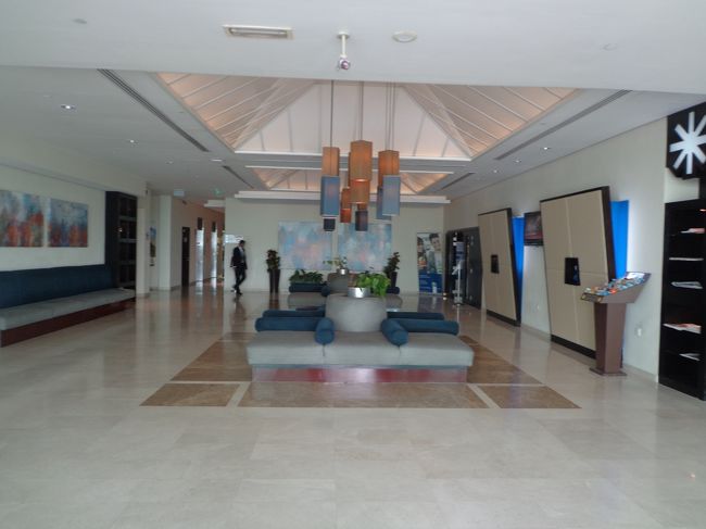 Holiday Inn Dubai Airport<br />空港を出て駐車場側(通りを渡る）にホテルのシャトルバスが来ます。<br />時間になってもシャトルは来ず、タクシーに乗ろうとした時にちょうど現れました。写真はホテルロビー