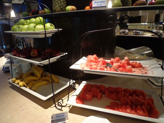 チェックインはスムーズ<br />ところが！部屋に入るとエキストラベットがない。。<br />事前にメールも送り、booking com経由のメッセージでも念を押したのに。<br />慌ててフロントに確認すると、｢今、人を送ったからベットをセットアップさせます」と暢気に言う。<br />まー、しょうがないかぁ。。ドバイだもんねぇ。<br />怒っても仕方ないので、ロビーで10分程待った。<br />シャワーを浴びて、就寝したのは明け方の6時近く<br />写真は次の日の朝食会場<br />