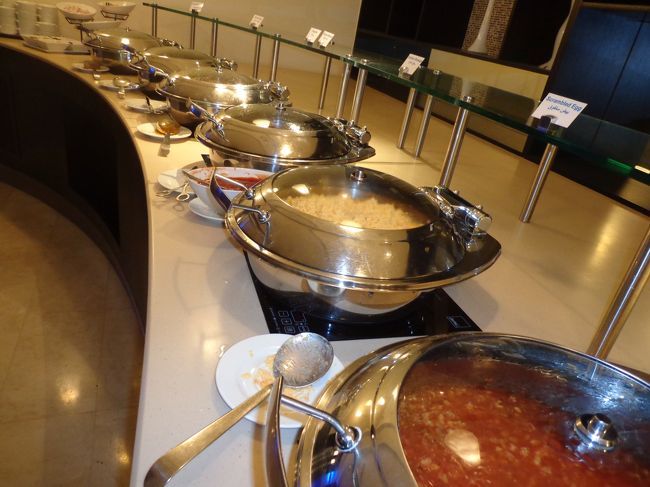 次の日といっても、3時間後の9時過ぎに起きて朝食会場へ。<br />機内では映画に夢中になり、超寝不足。。<br />食欲は湧かないだろうと思いきや、皆でモリモリいただきました